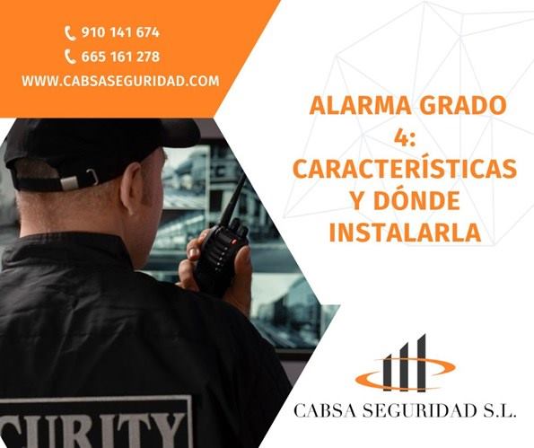 Vigilante de seguridad observa los monitores de las cámaras CCTV